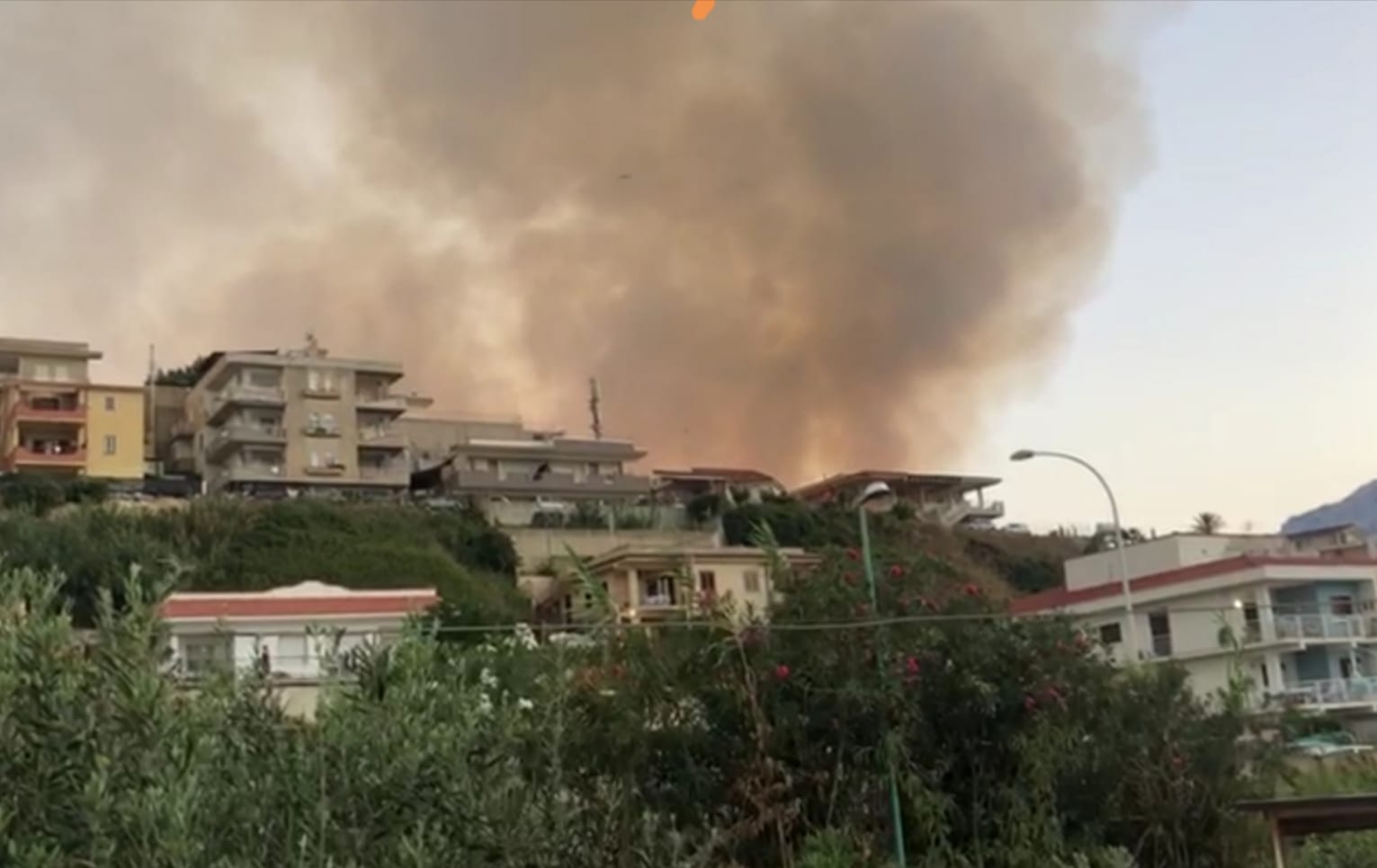 Piromani disseminano inferno e panico, distrutto lo 'Zingaro'. Paura ad Alcamo Marina