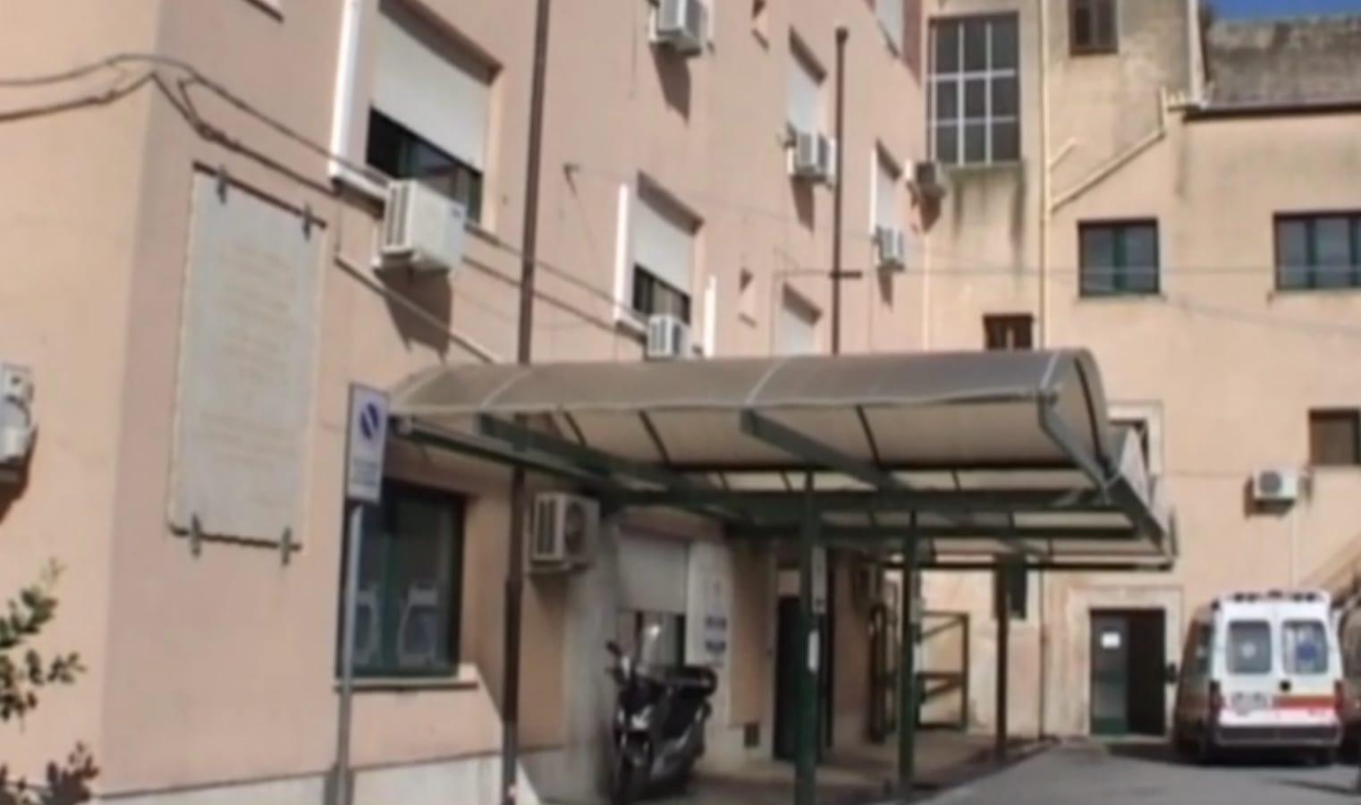 Strisce blu, tutti multati nei pressi dell'ospedale. Il nosocomio non ha però un parcheggio