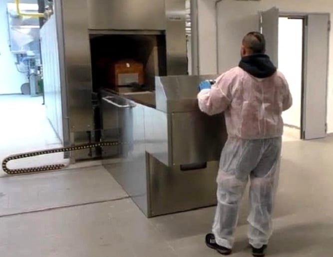 Forno crematorio a Castellammare, albergatori e commercianti: "Non s'ha da fare"