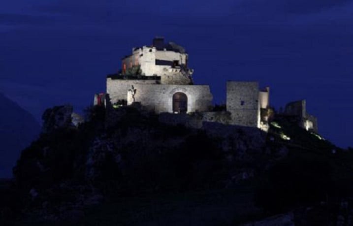 Calatubo, castello al buio da 7 anni. Mai ripristinati i cavi rubati e disatteso il 'bilancio partecipato'