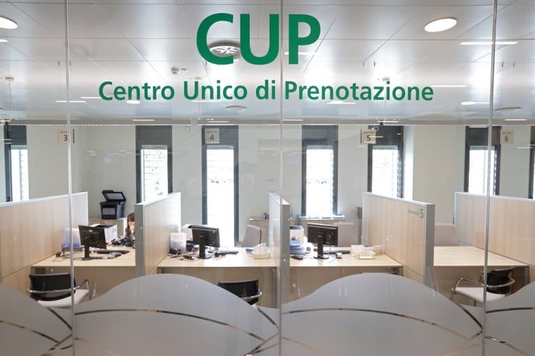 Prenotazioni ai CUP, due visite al giorno per 436.000 abitanti. Code continue agli sportelli