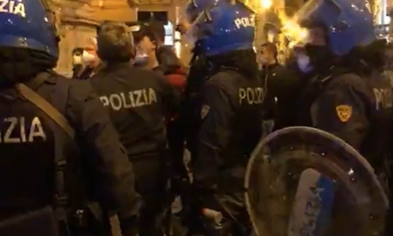 Palermo, scontri tra manifestanti e Polizia. Due gli arresti