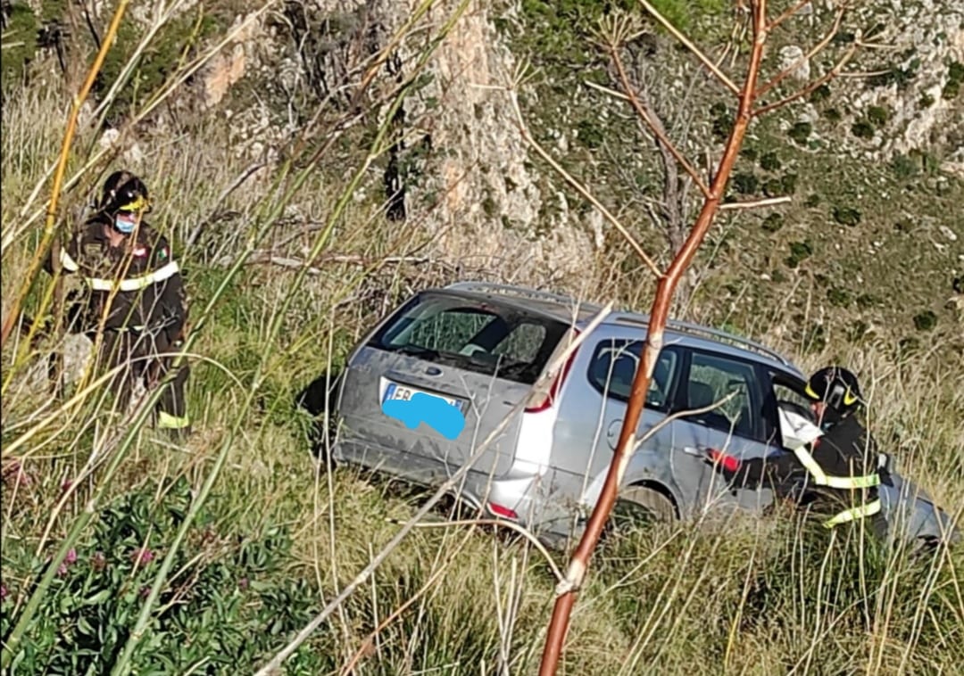 Recuperata auto in dirupo, ore di lavoro per i vigili del fuoco