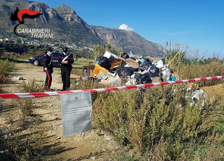 Carcasse di auto, eternit e plastiche. Carabineri sequestrano sito fra Alcamo e Castellammare