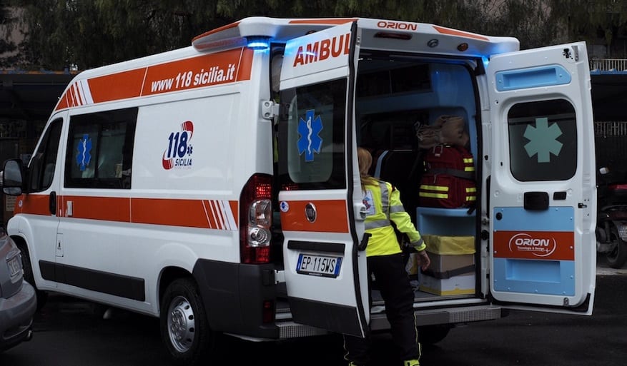 Incidente sul lavoro, pesante palo cade su operaio. Traumi non gravissimi