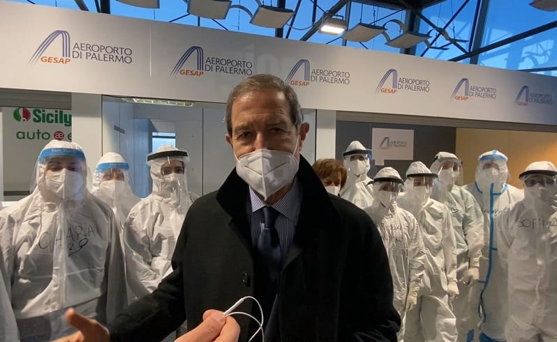 Controlli covid e tamponi agli arrivi, Musumeci visita l'aeroporto e si congratula con gli operatori