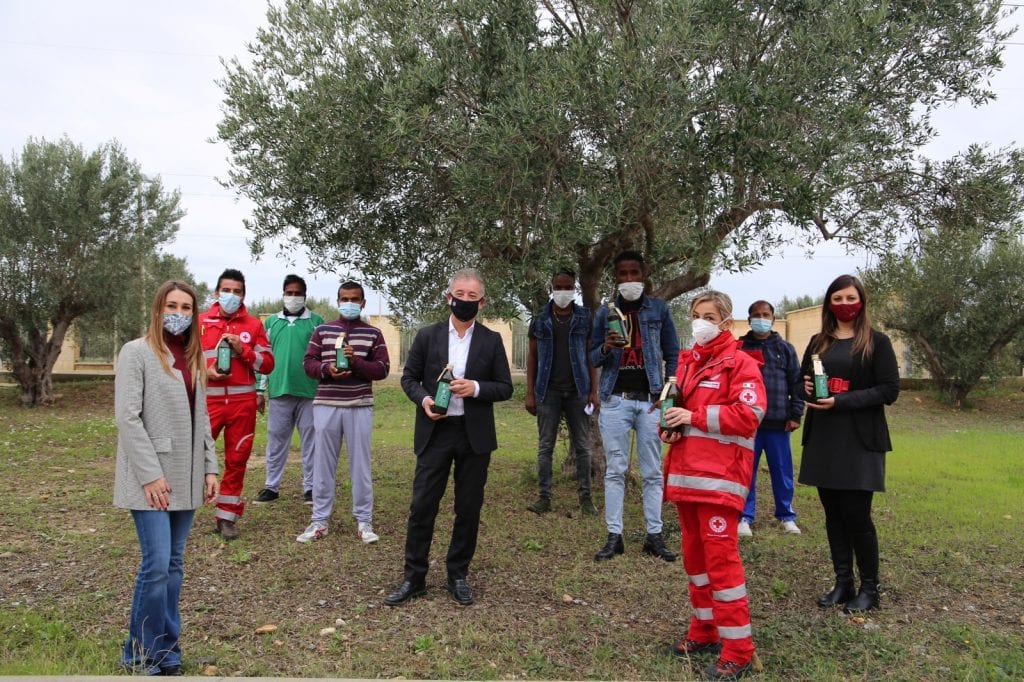 Trapani, la Cooperativa Badia Grande dona 300 bottiglie di olio al comune (Video)