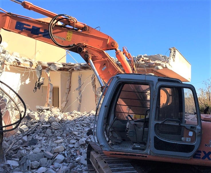 Alcamo, appaltate demolizioni a ditta locale. Via con primi 5 immobili abusivi