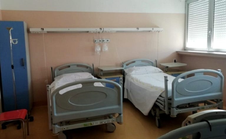Spento focolaio in ospedale e reparto a mezzo servizio. Mai attivata l'area grigia in tenda esterna