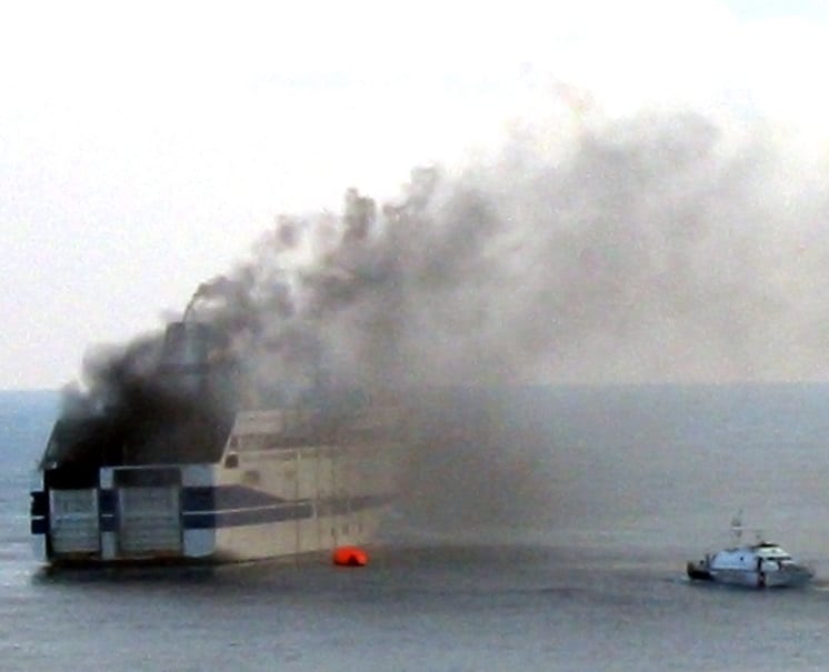 Incendio traghetto 2009, processo al palo. A Castellammare donna attende risarcimento