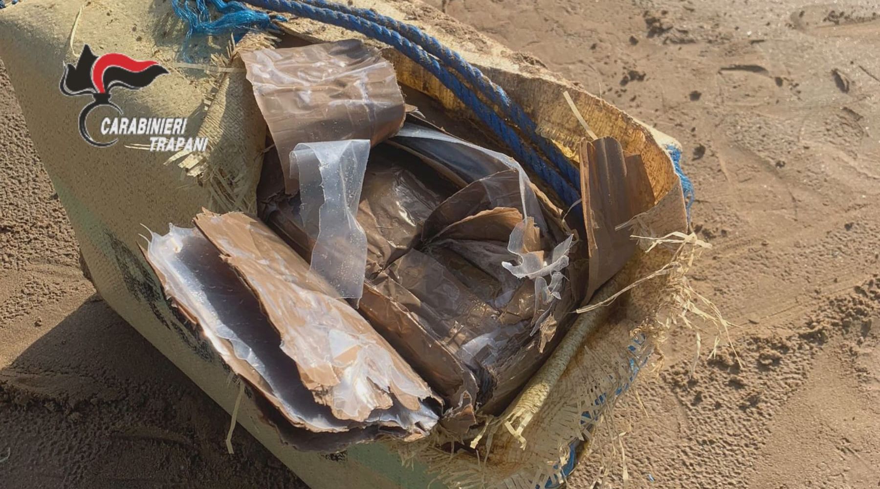 Ennesimo pacco di droga rinvenuto in spiaggia nel trapanese. Indagano i Carabinieri