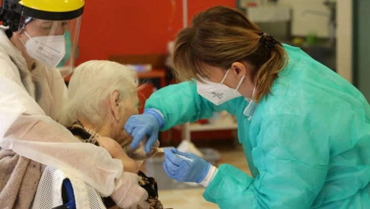 Da domani vaccini agli over 80. Per adesso si procede a 7.500 dosi al giorno