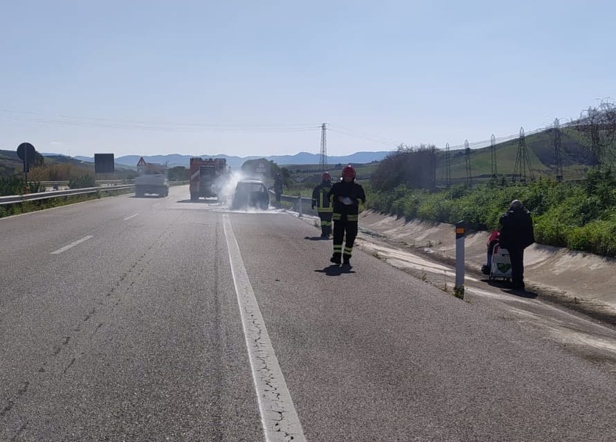 Auto in fiamme in autostrada. Alla guida un 75enne