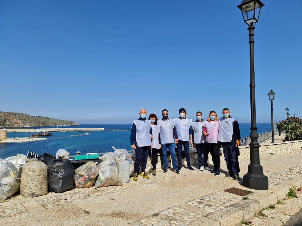 Castellammare, volontari della "Via della felicità" ripuliscono spiaggia e danno il buon esempio