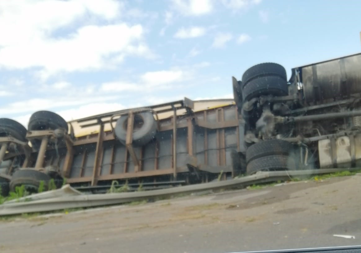 Tir si ribarla sulla A29. Fratture per l'autotrasportatore