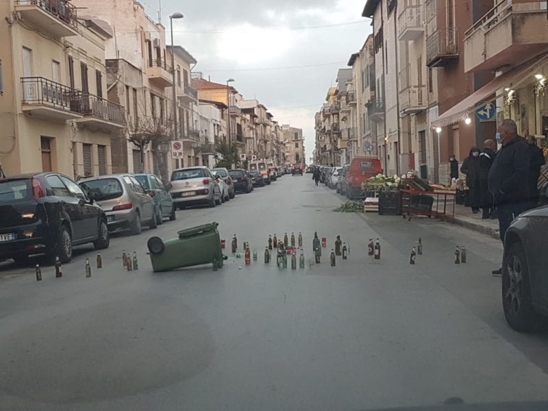 Non raccolgono da giorni il vetro. Clamorosa protesta commerciante alcamese