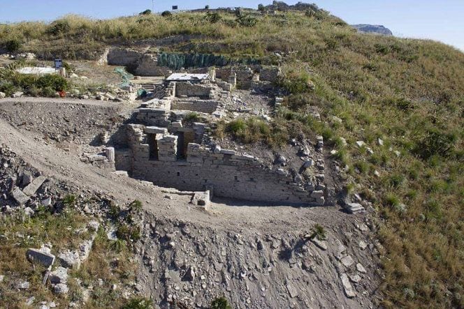 ‘Agora’, nuovi scavi all’ala nord-est della ‘stoà’. Parco di Segesta finanzia opere