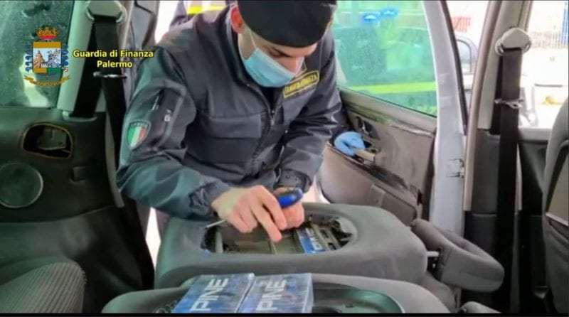 Finanzieri sequestrano 28 stecche di sigarette provenienti da Tunisi