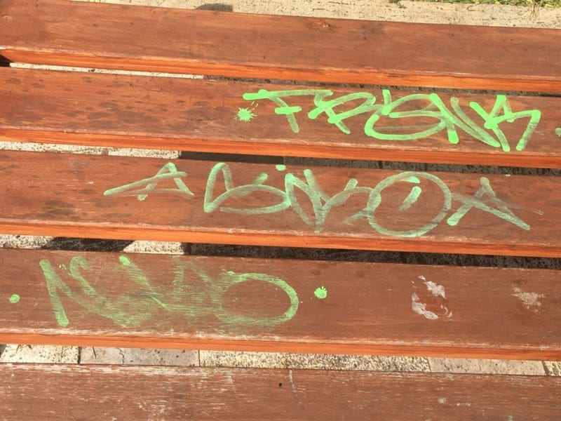 Vandali a Castellammare del Golfo. Imbrattate panchine in villa Margherita