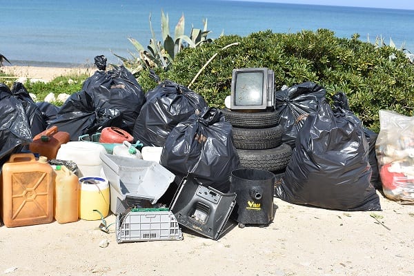 Alcamo, attivisti ripuliscono dai rifiuti la spiaggia di contrada Magazzinazzi (VIDEO)