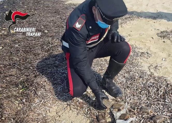 Panetti di hashish in spiaggia a Petrosino. Intervengono i carabinieri