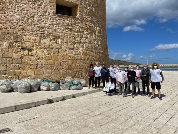 Volontari dell'associazione "La Via della Felicità" ripuliscono piazzale Stenditoio a Castellammare del Golfo