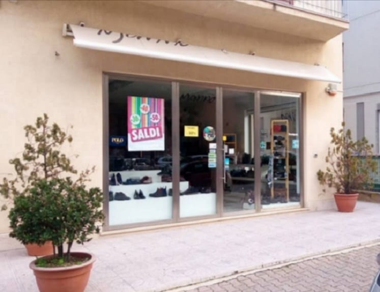 Irruzione e rapina in un negozio di Alcamo, all'ora di chiusura serale. Malviventi armati di coltello