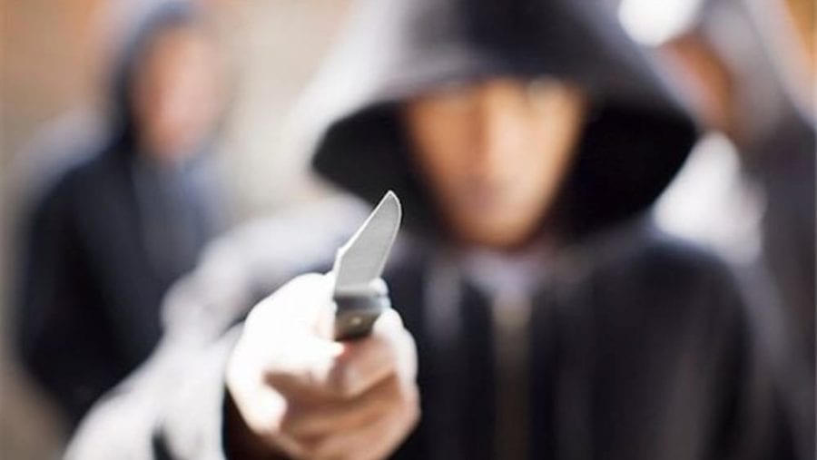 Coltello puntato contro coetanei in una scuola di Alcamo. Carabinieri denunciano studente quindicenne