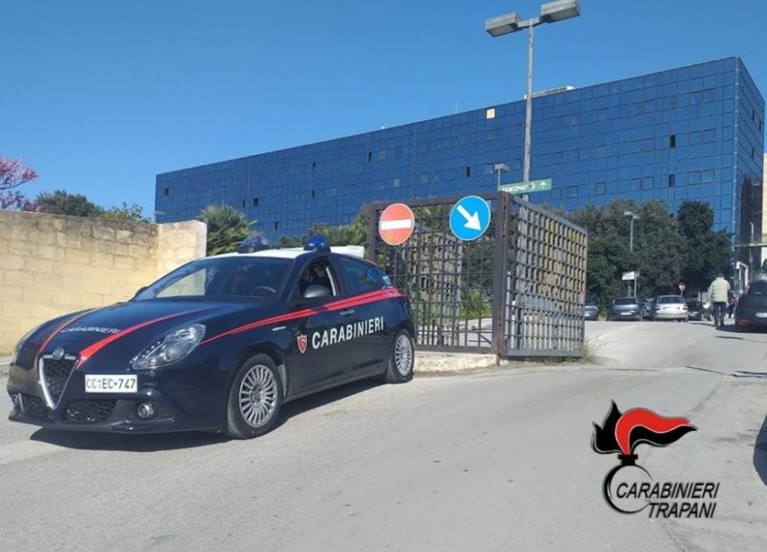 Sposta l'auto e investe tre persone a Castelvetrano. Denunciato giovane dai carabinieri