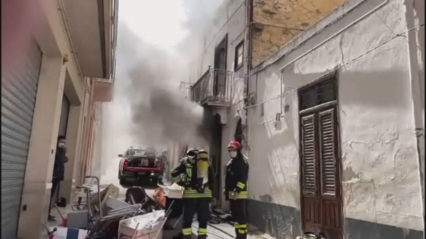 Salta quiete domenicale ad Alcamo, casa in fiamme in pieno centro. VV.FF. al lavoro per due ore
