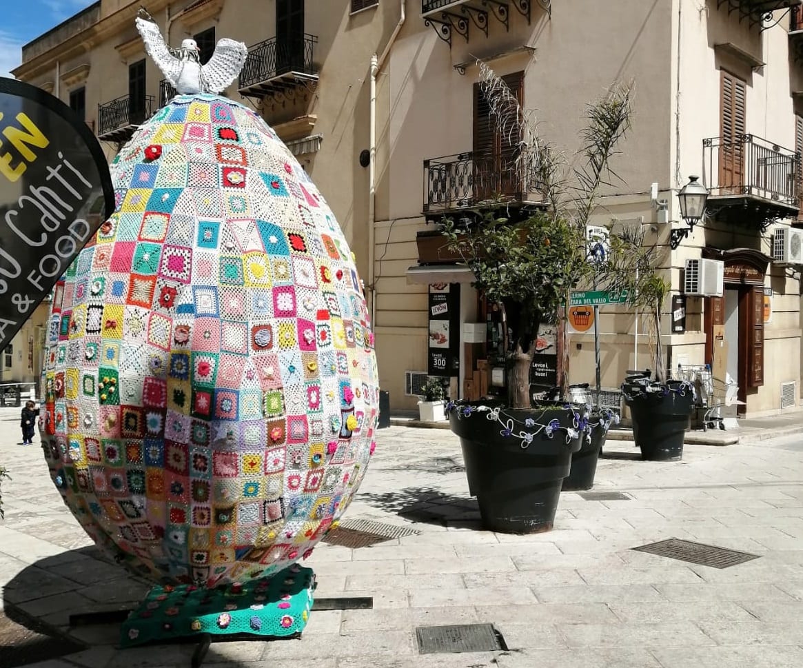 Castellammare del Golfo, maxi uovo di Pasqua con mattonelle all'uncinetto