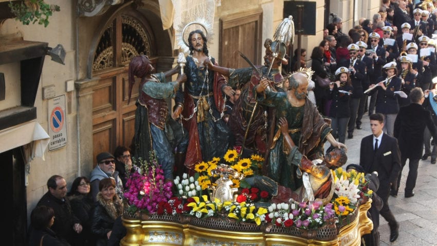 Grande affetto, riti e visite costanti, in sicurezza, ai ’Gruppi’ dei Misteri