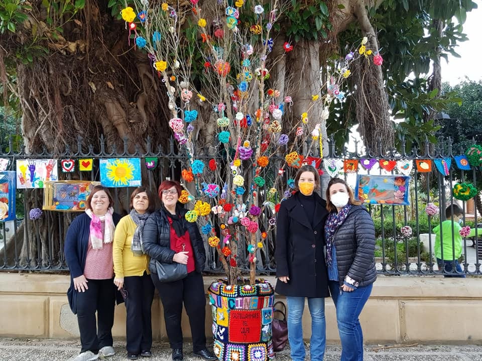 Esplosione di colori con i "fiori di pesco" delle "uncinettine" di Castellammare del Golfo
