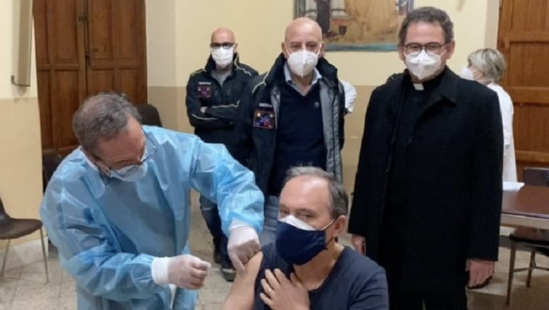Vaccinazioni nelle parrocchie, quasi flop. La gente non si fida di AstraZeneca