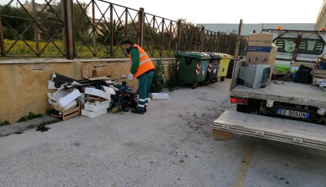 "Ripuliamo Marsala”. Multati alcuni operatori del mercatino a fine servizio