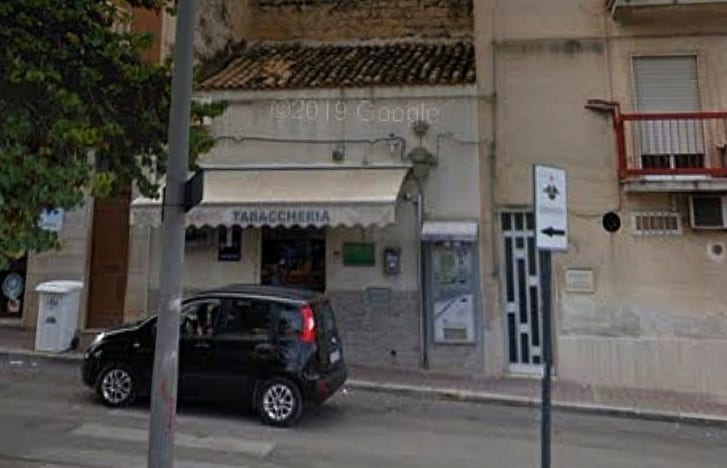 Rapina in tabaccheria, donna ferisce malvivente. Macchie di sangue potrebbero incastrarlo