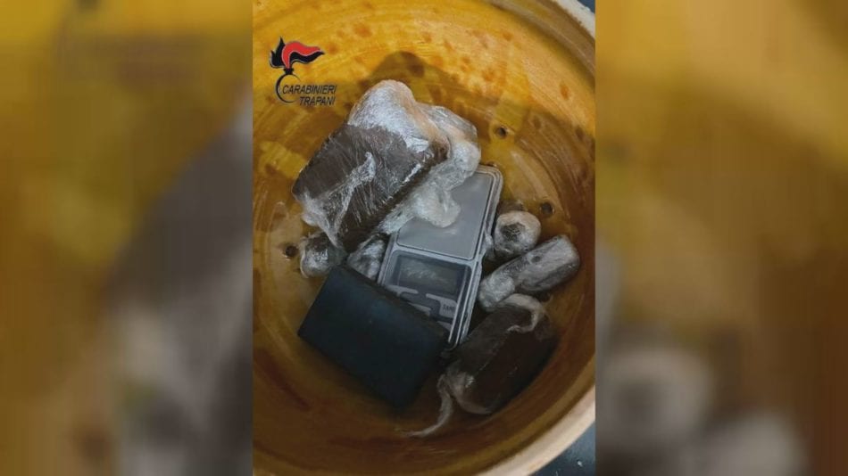 Nascondevano la droga anche dentro la couscoussiera, arrestati due uomini a Pantelleria