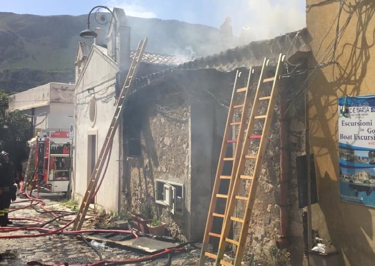 Olio dimenticato sul fuoco, incendio distrugge cucina di un ristorante a Scopello (VIDEO)