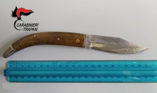Lascia coltello fuori dal Tribunale di Marsala. Donna 39enne denunciata dai carabinieri