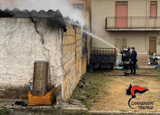 Incendio distrugge deposito di mezzi agricoli a Partanna. Nessun danno alle persone