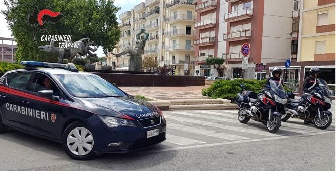 I carabinieri di Marsala denunciano tre persone sorprese con mazze e coltelli