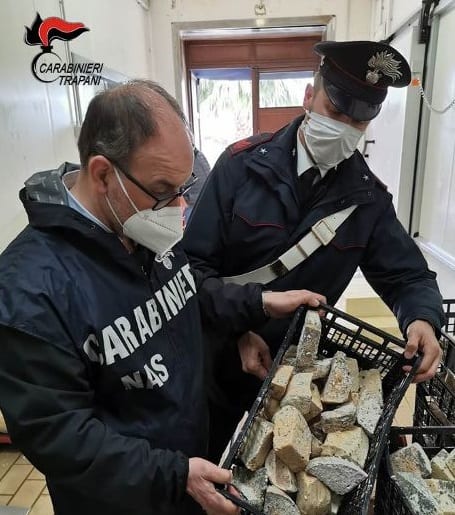 Alimenti scaduti e cattive condizioni igienico-sanitarie. Sequestri in un caseificio di Paceco