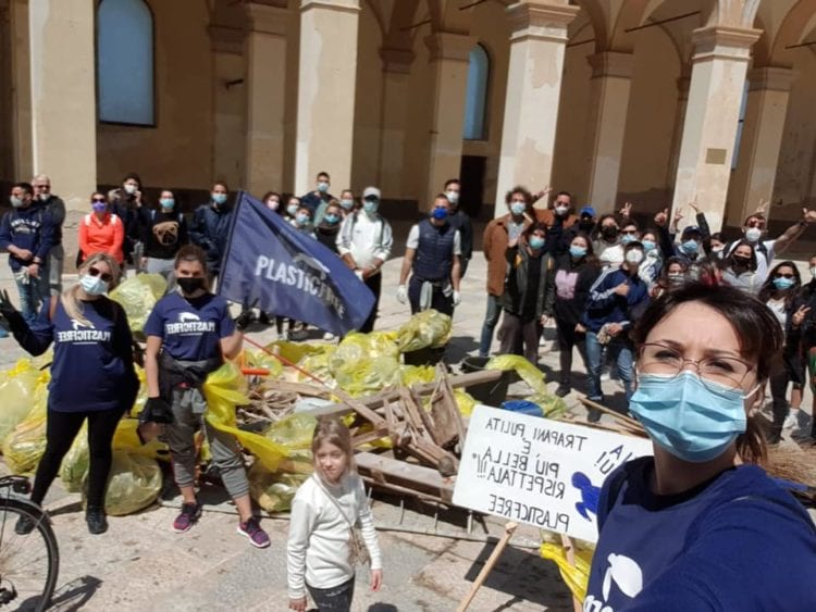 Ripulite tante spiagge da plastica e rifiuti nel trapanese. Mobilitazione dell'associazione "Plastic Free" (FOTO)