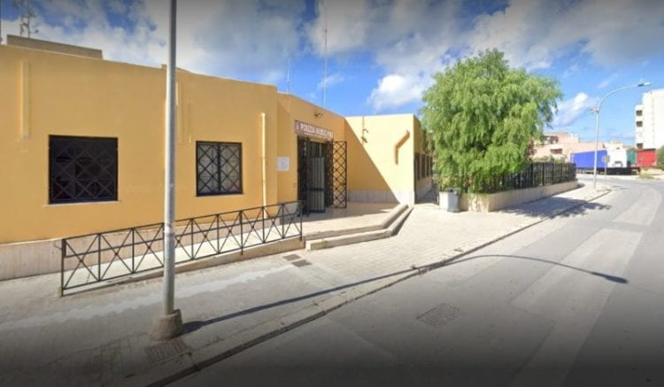 Vandalizzate nella notte le auto della Polizia municipale a Marsala. Squarciate le ruote di 15 auto