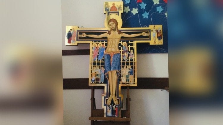 Vescovo porta in carcere la “Croce della Misericordia”