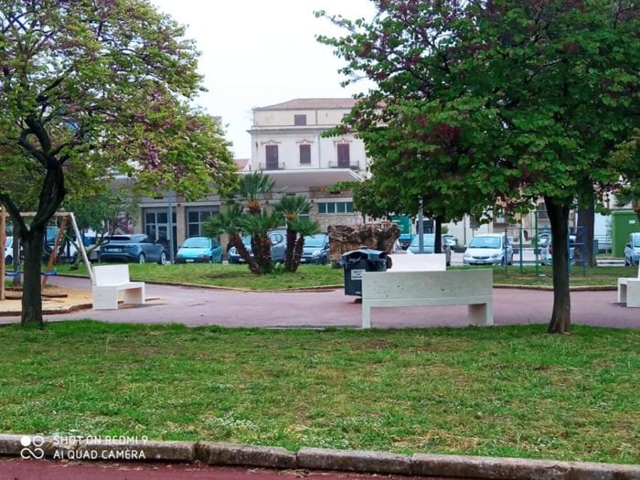 Piazza della Repubblica, nuove panchine. Completata riqualificazione