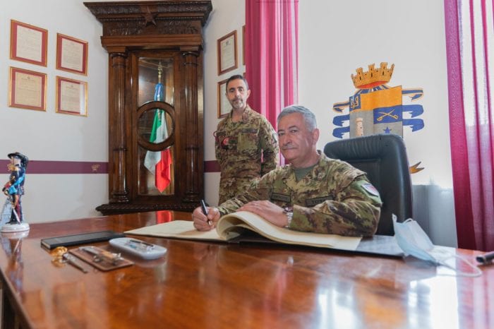 Visita ai bersaglieri della ‘Giannettino’ del comandante delle Forze Operative Sud