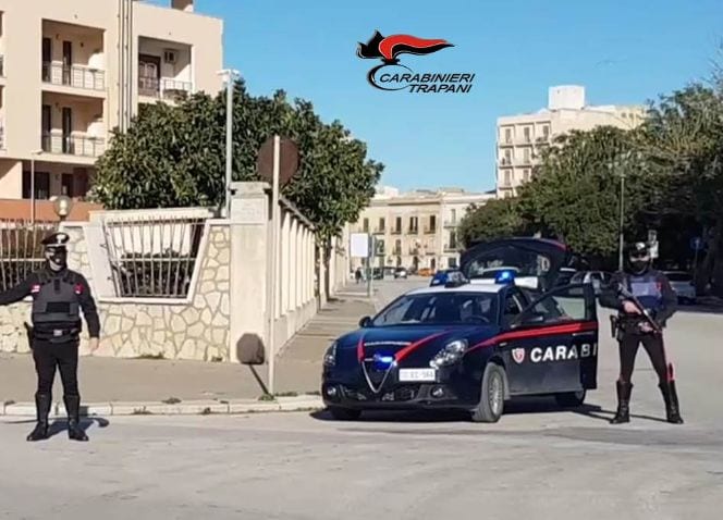 Minaccia passanti e carabinieri con una bottiglia di vetro. Arrestato 21enne a Trapani
