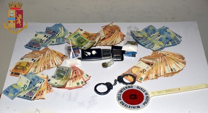 Sorvegliato speciale arrestato dalla polizia a Mazara del Vallo. Trovati in casa soldi e droga