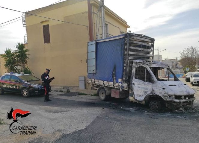 Furgone in fiamme a Torretta Granitola. Indagano i carabinieri di Mazara del Vallo